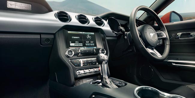 तस्वीरों में देखें 65 लाख की कार Ford Mustang GT