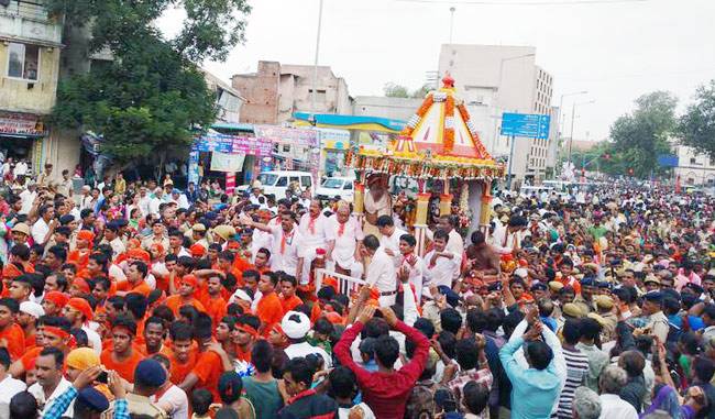 धूमधाम से निकली भगवान जगन्‍नाथ की रथ यात्रा, यहां करें दर्शन...