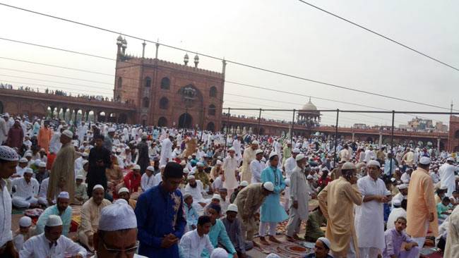 देश भर में ईद की धूम, हर तरफ जश्न का माहौल