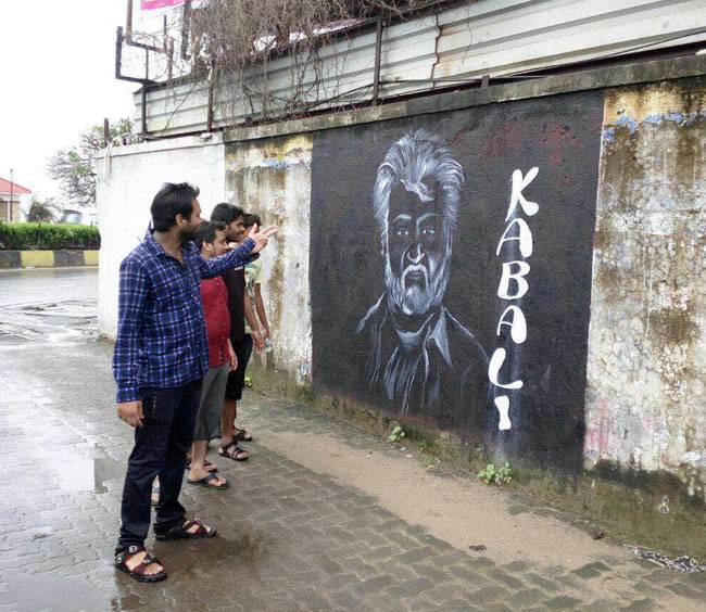 रजनीकांत के मुंबइया फैन्स पर चढ़ा 'कबाली' Fever