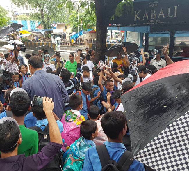 रजनीकांत के मुंबइया फैन्स पर चढ़ा 'कबाली' Fever