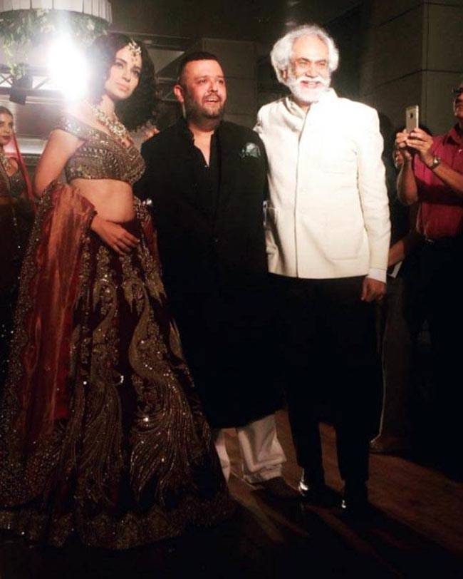 लाल लिबास में बॉलीवुड की 'क्वीन' कंगना ने किया रैंप वॉक...