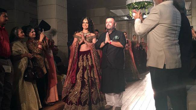 लाल लिबास में बॉलीवुड की 'क्वीन' कंगना ने किया रैंप वॉक...