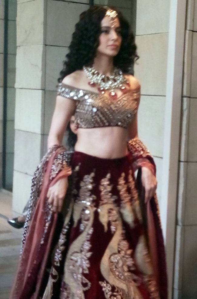 लाल लिबास में बॉलीवुड की 'क्वीन' कंगना ने किया रैंप वॉक...