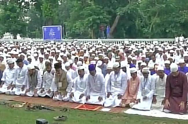 देश भर में ईद की धूम, हर तरफ जश्न का माहौल