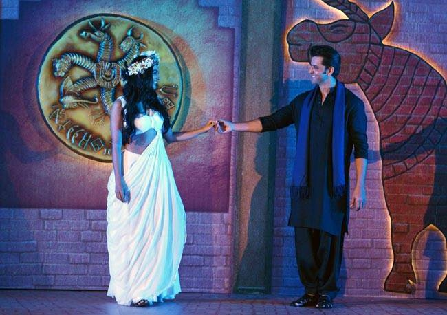 'मोहनजोदड़ो' के प्रमोशन के दौरान रितिक-पूजा ने लगाए ठुमके...