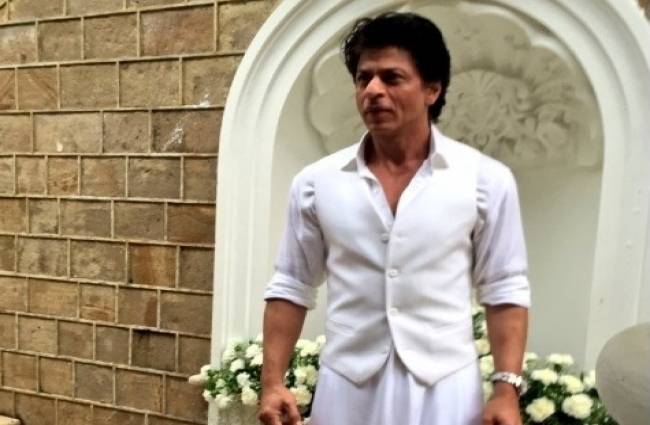 शाहरुख ने बेटे अबराम संग फैन्स को दी ईद की बधाई