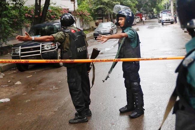 ढाका के रेस्टोरेंट में मुंबई की तर्ज पर आतंकी हमला
