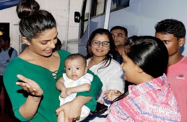 Don't miss: सलमान के क्यूट भांजे संग प्रियंका की तस्वीरें