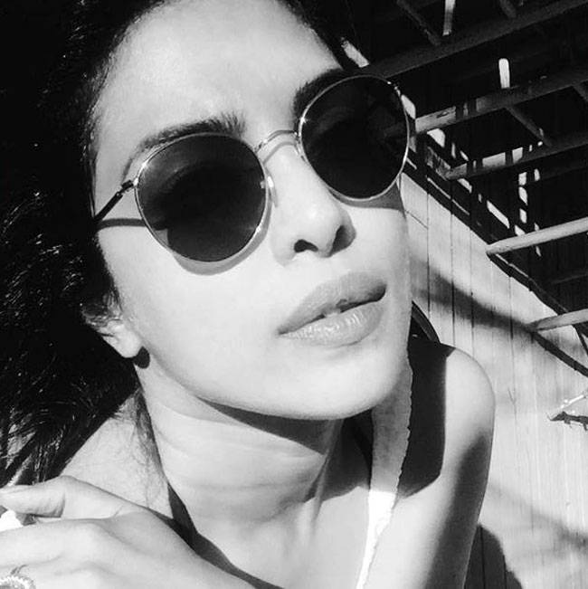 बार-बार देखो, इनके काले चश्मे का टशन...