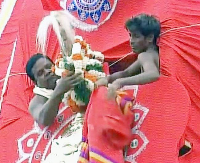 धूमधाम से निकली भगवान जगन्‍नाथ की रथ यात्रा, यहां करें दर्शन...