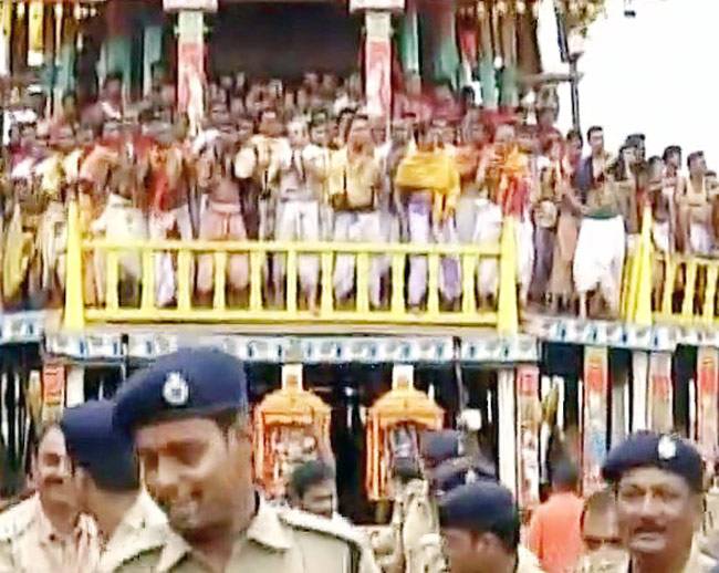 धूमधाम से निकली भगवान जगन्‍नाथ की रथ यात्रा, यहां करें दर्शन...