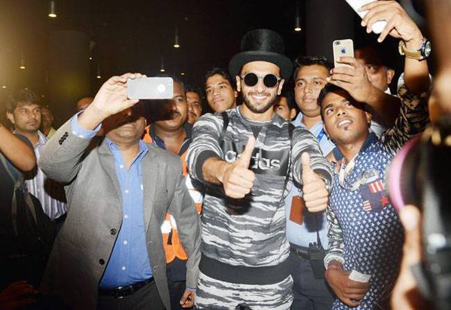 'बेफिक्रे' की शूटिंग पूरी कर मुंबई लौटे रणवीर, देखें तस्वीरें...