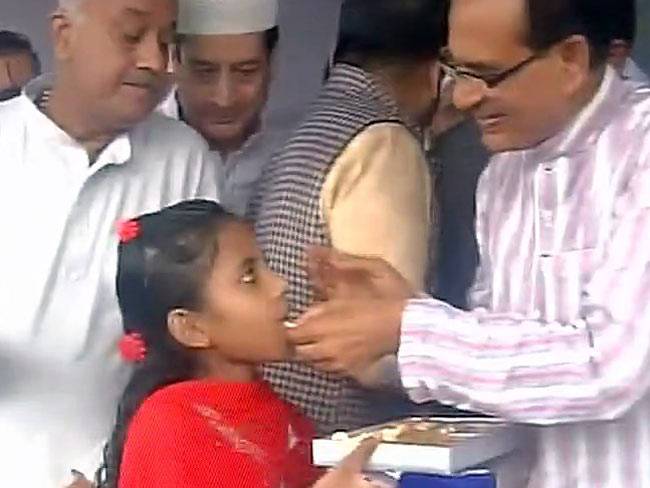 देश भर में ईद की धूम, हर तरफ जश्न का माहौल