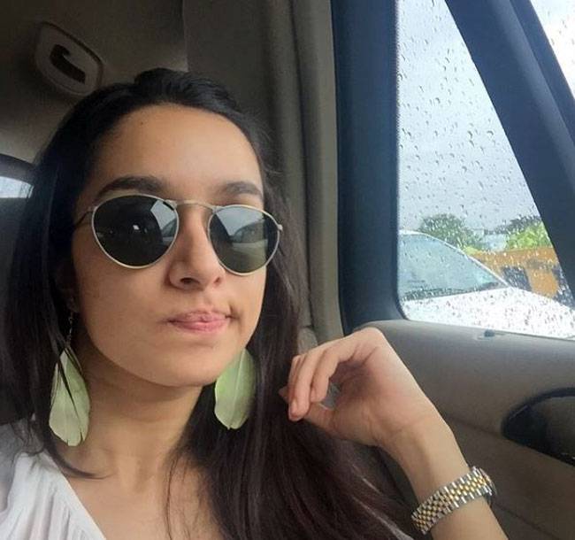 बार-बार देखो, इनके काले चश्मे का टशन...