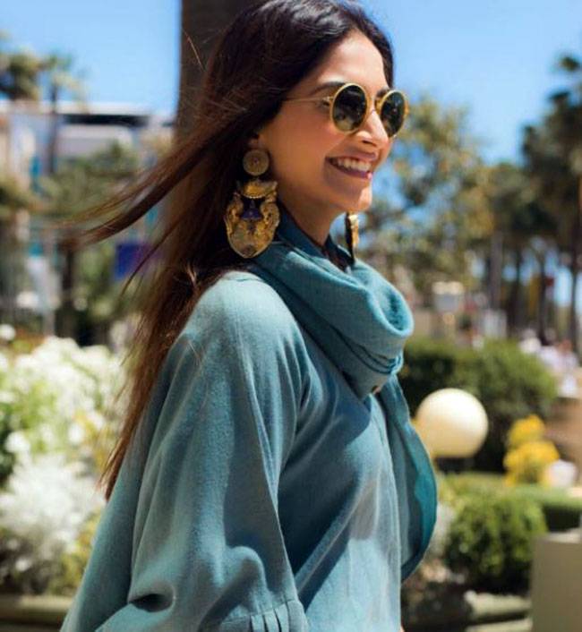 बार-बार देखो, इनके काले चश्मे का टशन...