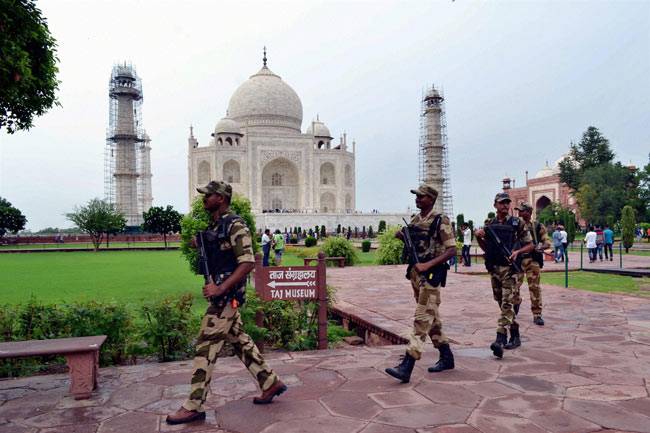 देश भर में ईद की धूम, हर तरफ जश्न का माहौल