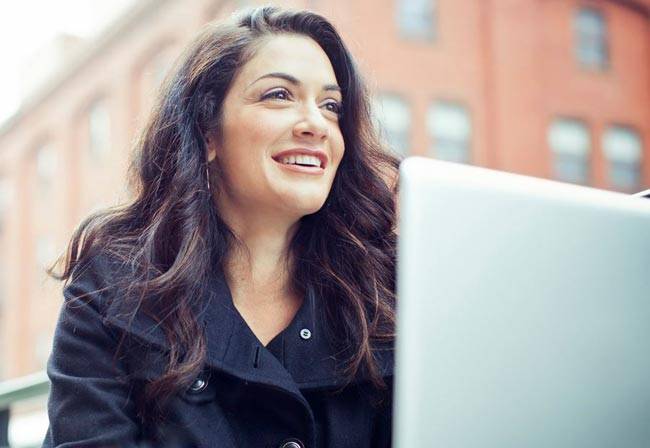 क्या आप भी ऑफिस की कुर्सी पर बैठे-बैठे हो रही हैं मोटी...