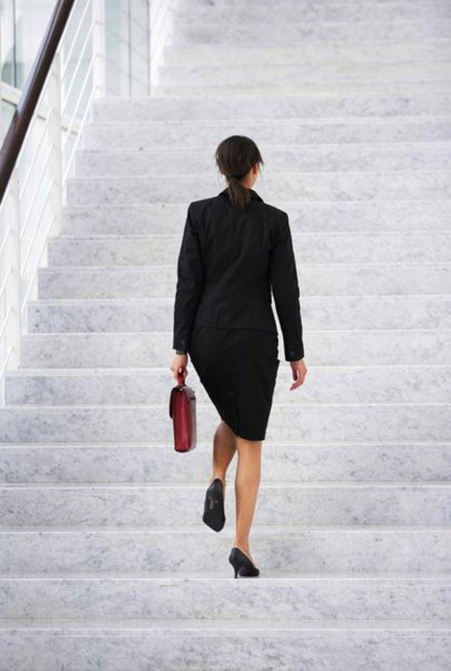 क्या आप भी ऑफिस की कुर्सी पर बैठे-बैठे हो रही हैं मोटी...