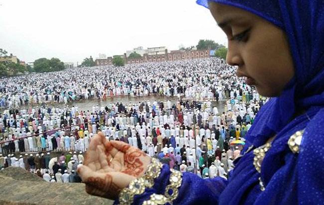 देश भर में ईद की धूम, हर तरफ जश्न का माहौल