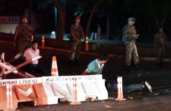 तुर्की में रातभर चलीं तख्तापलट की कोशिशें नाकाम