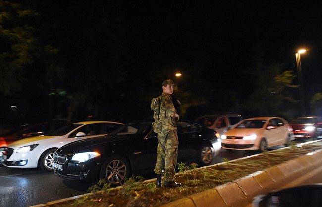 तुर्की में रातभर चलीं तख्तापलट की कोशिशें नाकाम