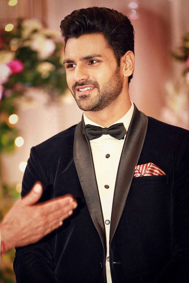 रिसेप्शन पर इस लुक में नजर आए दिव्यांका-विवेक