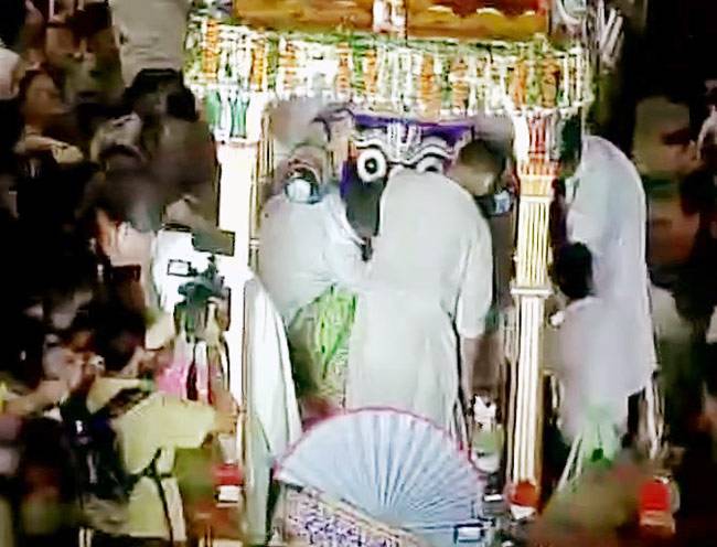 धूमधाम से निकली भगवान जगन्‍नाथ की रथ यात्रा, यहां करें दर्शन...