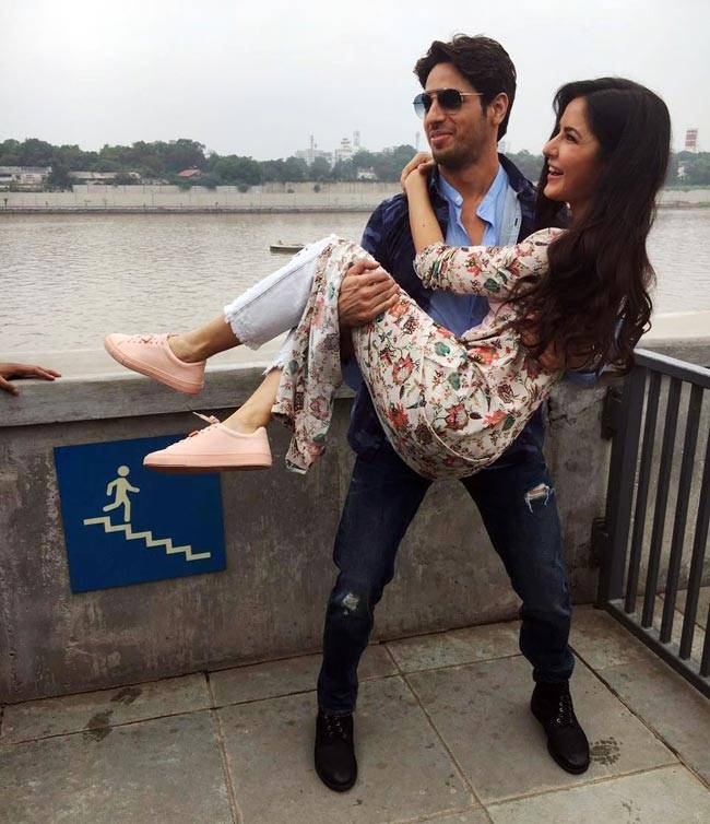 जब सिद्धार्थ कटरीना कैफ को बाहों में लेकर झूमे...