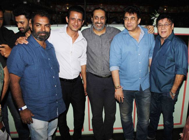 'टॉम डिक हैरी रिटर्न्स' फिल्म का पहला शेड्यूल पूरा, देखें पार्टी Pics