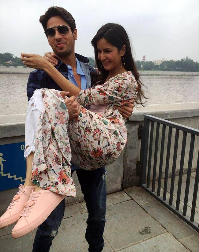 जब सिद्धार्थ कटरीना कैफ को बाहों में लेकर झूमे...