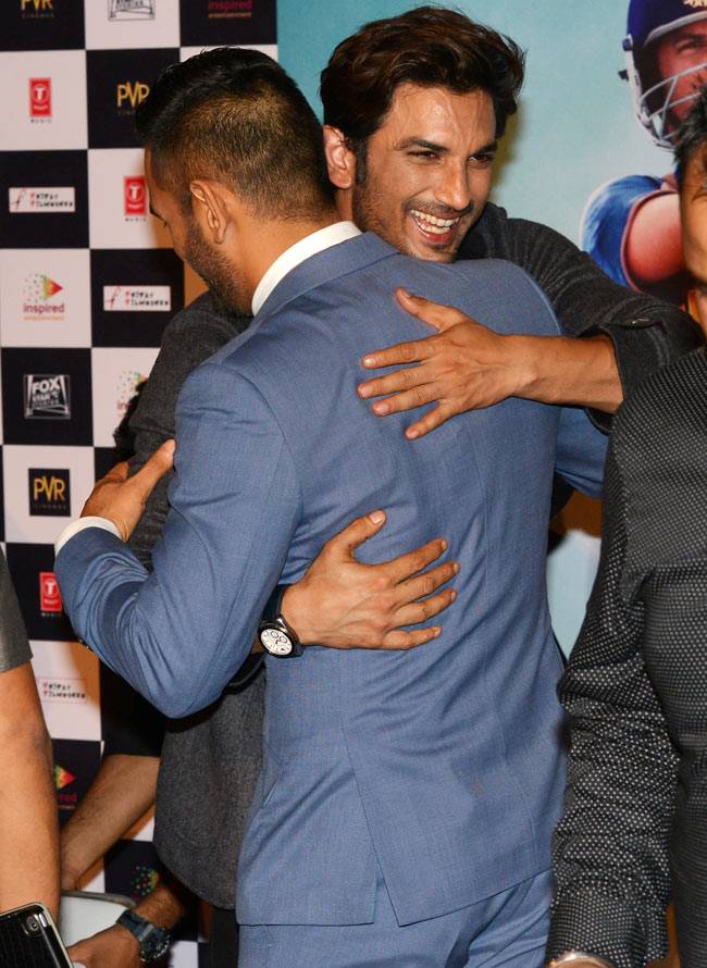 ट्रेलर लॉन्च पर एमएस धोनी और सुशांत सिंह राजपूत का Dashing look