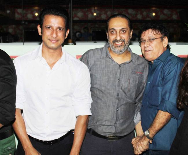 'टॉम डिक हैरी रिटर्न्स' फिल्म का पहला शेड्यूल पूरा, देखें पार्टी Pics