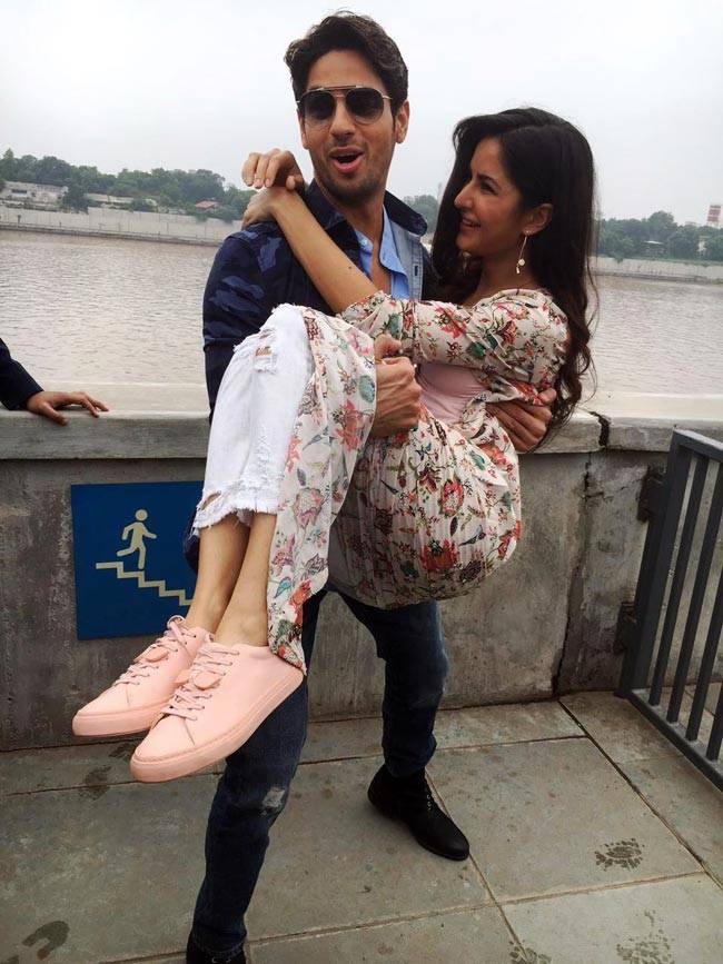 जब सिद्धार्थ कटरीना कैफ को बाहों में लेकर झूमे...