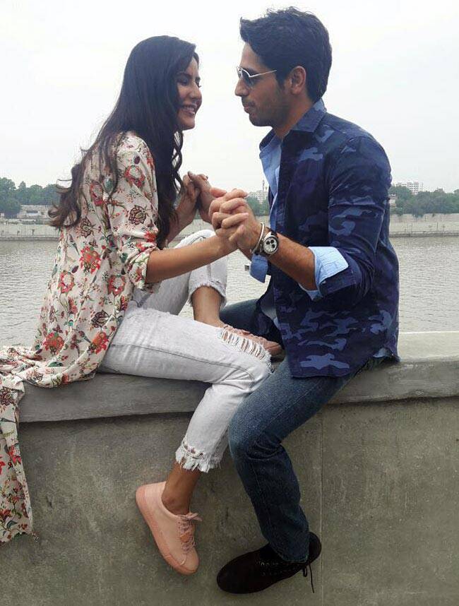 जब सिद्धार्थ कटरीना कैफ को बाहों में लेकर झूमे...