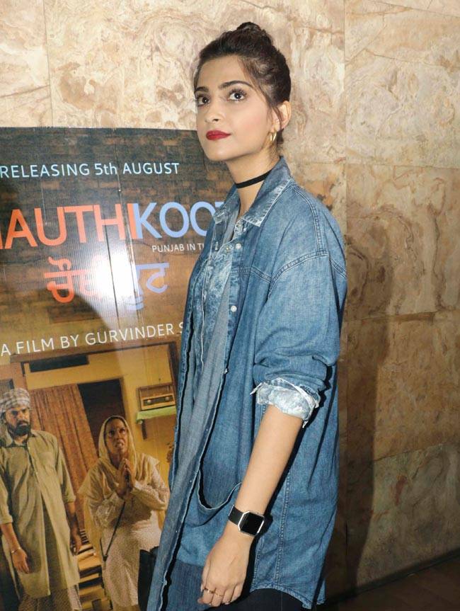 Celeb Spotting: बांद्रा में मस्ती करती नजर आईं दीपिका पादुकोण