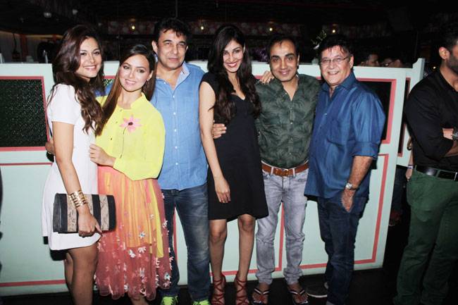 'टॉम डिक हैरी रिटर्न्स' फिल्म का पहला शेड्यूल पूरा, देखें पार्टी Pics