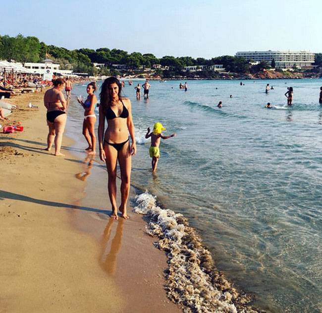 Trend alert: सोनम से लेकर बिपाशा तक, देखें एक्ट्रेस का स्विमवियर स्टाइल