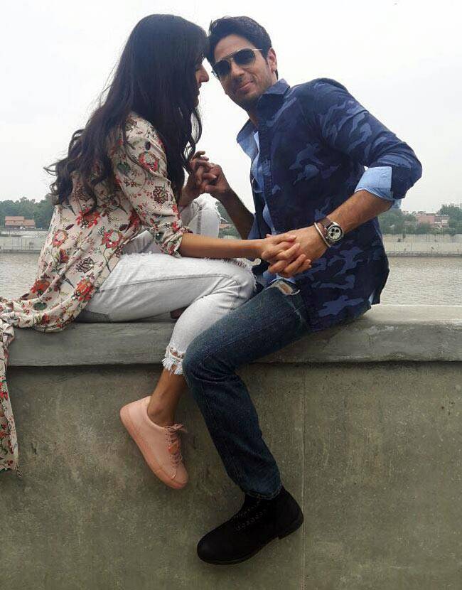 जब सिद्धार्थ कटरीना कैफ को बाहों में लेकर झूमे...