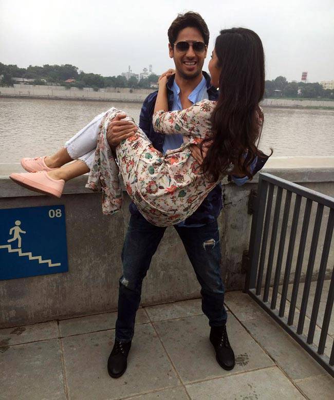 जब सिद्धार्थ कटरीना कैफ को बाहों में लेकर झूमे...