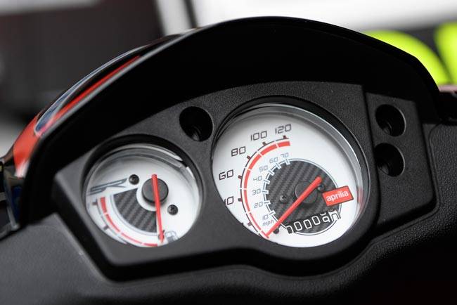 रेसिंग बाइक जैसा स्टाइल है इस स्कूटर में...