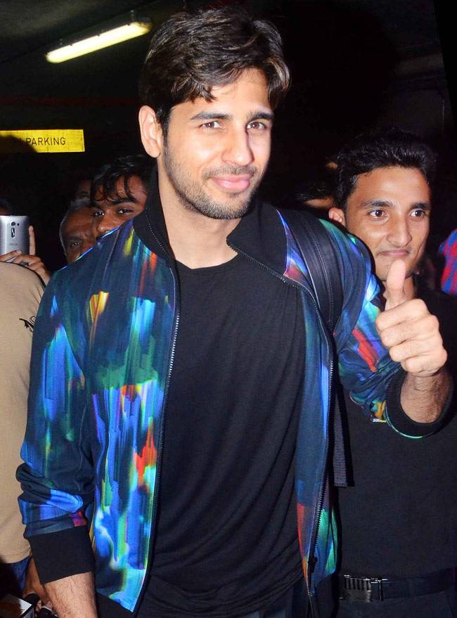 Celeb spotting: हॉट पैंट्स में एयरपोर्ट पर नजर आईं कटरीना