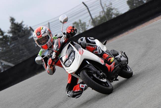 रेसिंग बाइक जैसा स्टाइल है इस स्कूटर में...