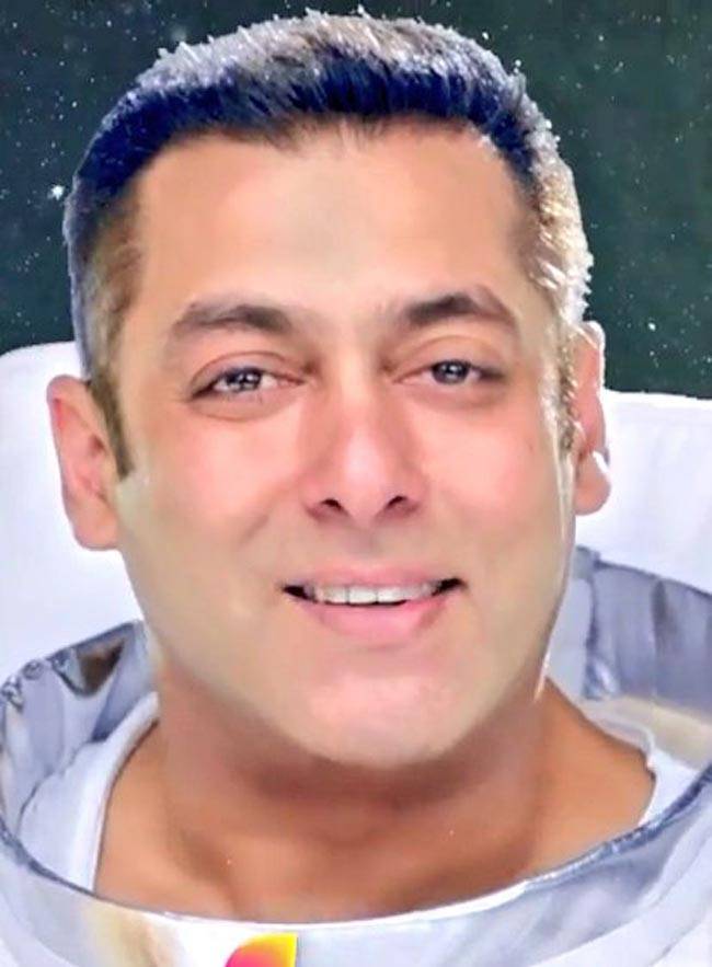 Bigg Boss 10 प्रोमो में एस्ट्रोनोट लुक में जच रहे हैं सलमान