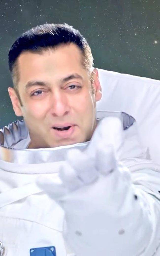 Bigg Boss 10 प्रोमो में एस्ट्रोनोट लुक में जच रहे हैं सलमान