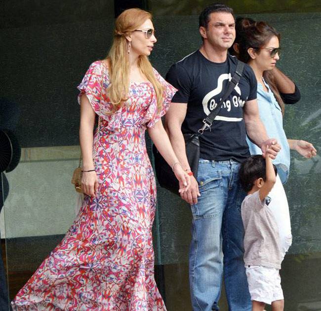 परिवार संग सलमान खान का राखी सेलिब्रेशन