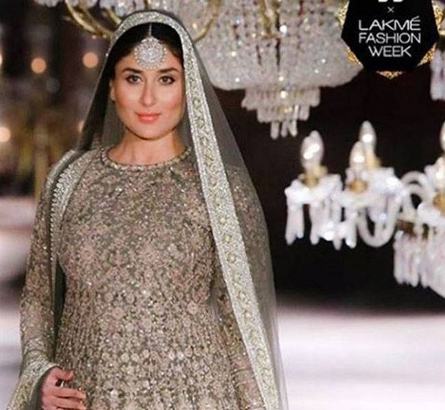 प्रेग्नेंट करीना कपूर LFW में रैंप वॉक कर भावुक हुईं