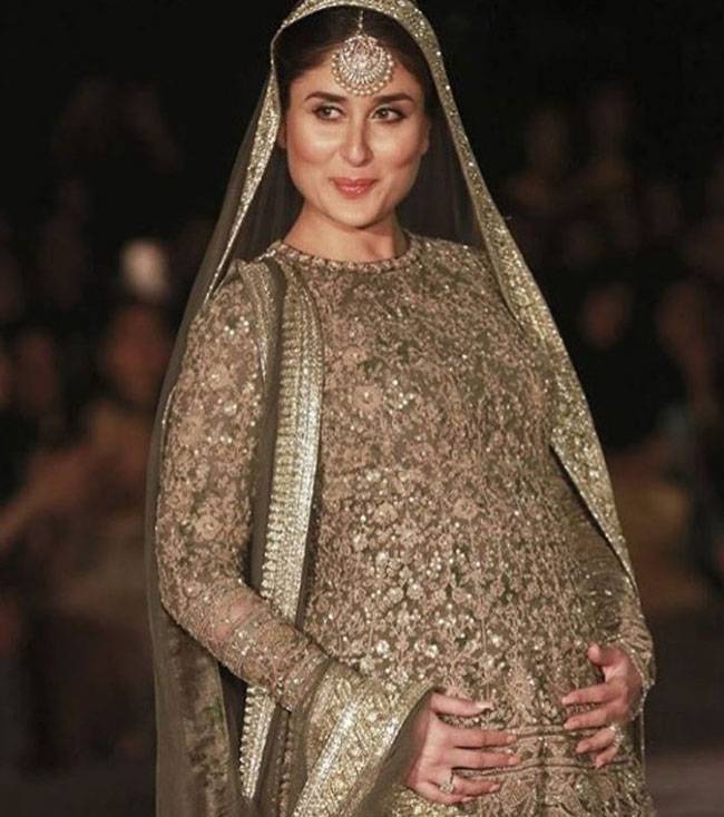 प्रेग्नेंट करीना कपूर LFW में रैंप वॉक कर भावुक हुईं