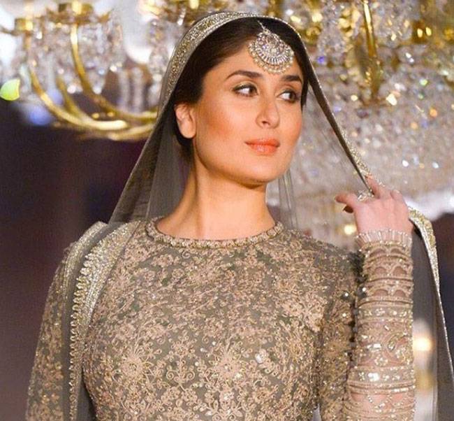 प्रेग्नेंट करीना कपूर LFW में रैंप वॉक कर भावुक हुईं