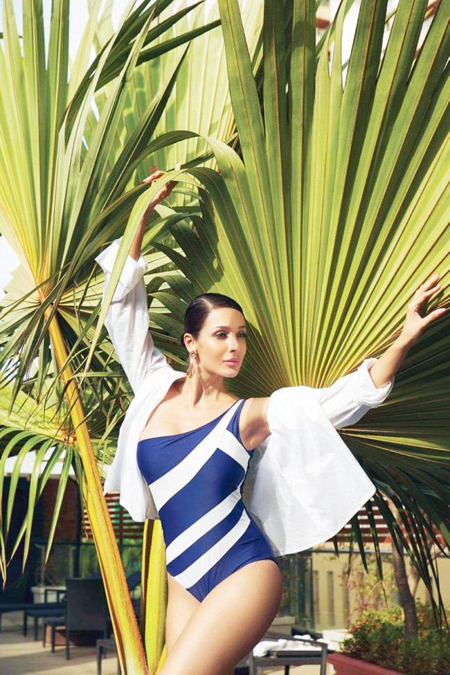 सलमान की भाभी ने बिकिनी पहन पानी में लगाई आग